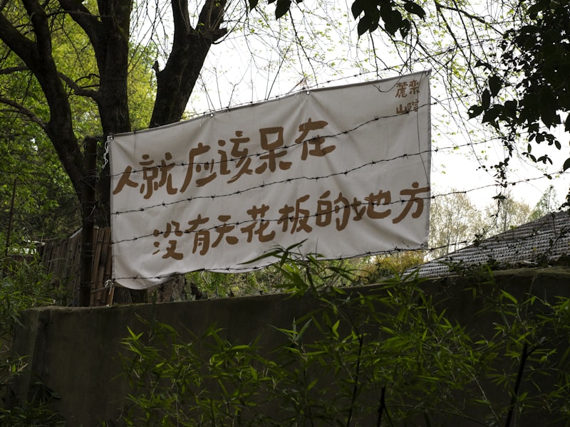 东莞开锁师傅正在展示公安备案证