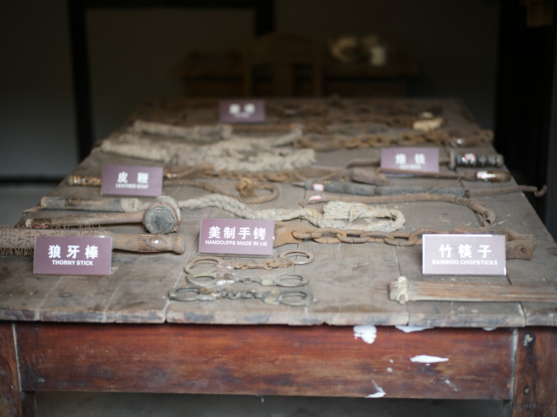 临海永周开锁师傅正在使用工具开锁