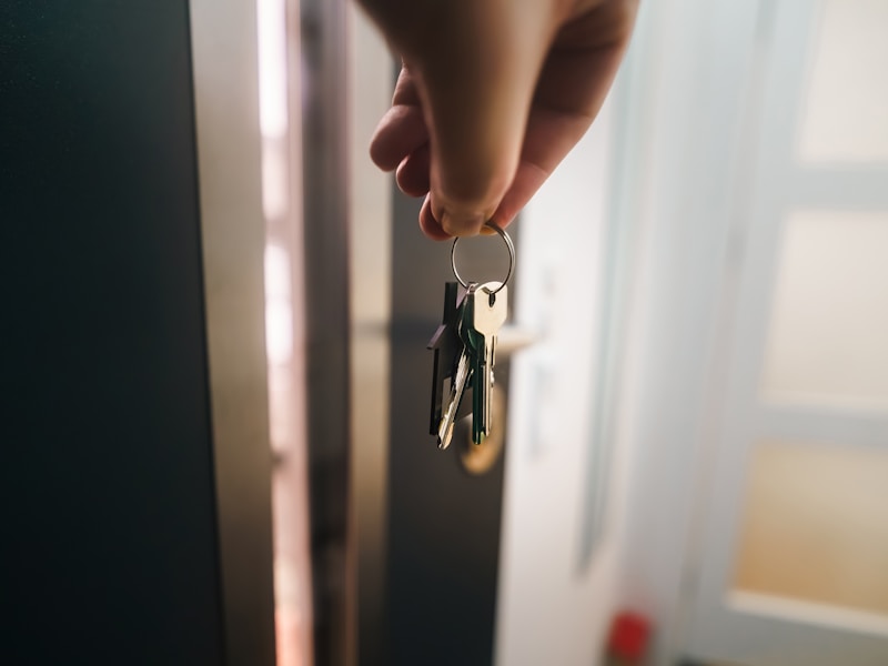 开锁师傅正在用工具打开车门