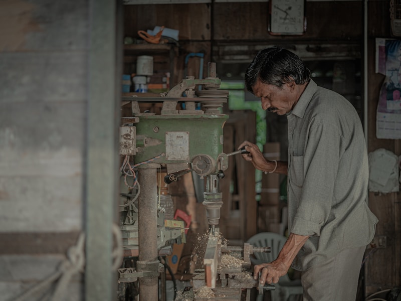 开锁师傅正在用工具技术开锁，穿着工作服，展示专业开锁过程