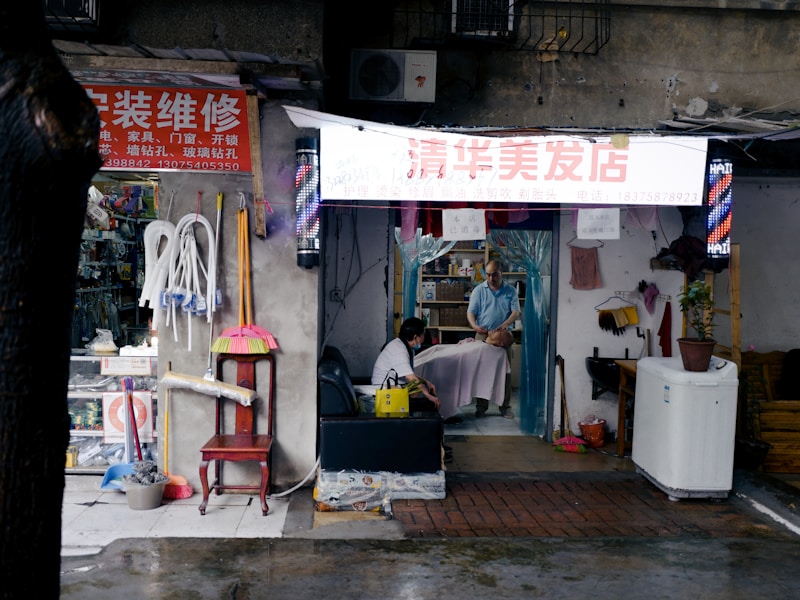 无锡羊尖开锁师傅正在用工具开门
