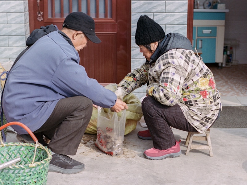 望江县开锁师傅正在使用工具开锁