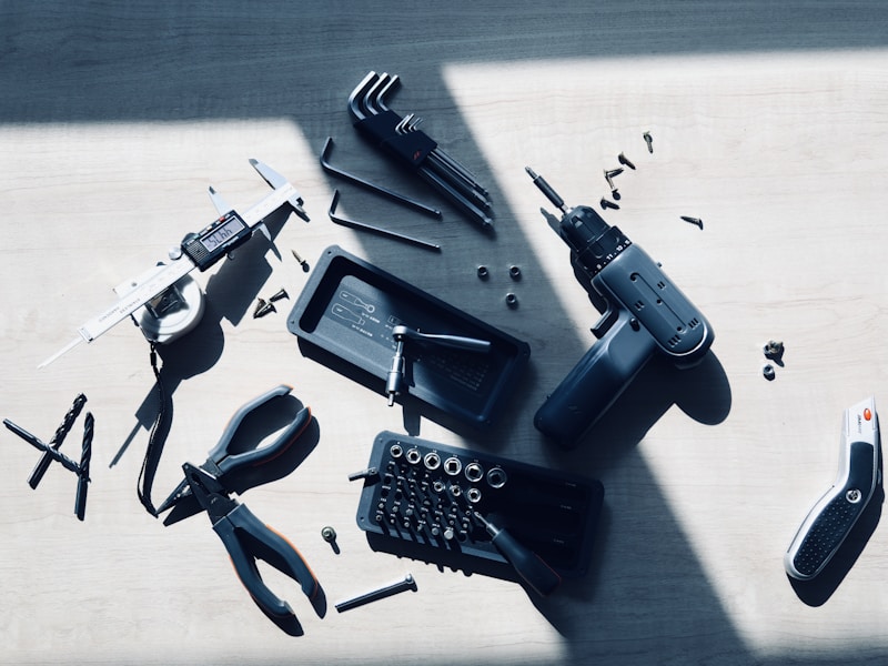 一位开锁师傅正在用工具打开住宅门锁，穿着制服，旁边放着工具箱