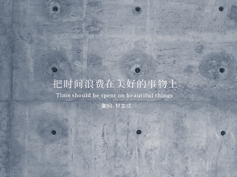 临海修锁师傅正在用工具开锁