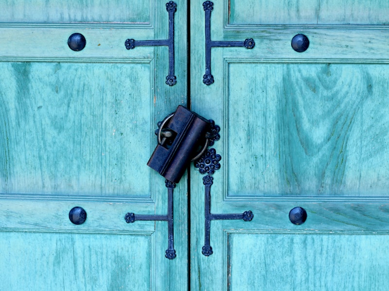临海市开锁师傅正在用技术开锁工具打开防盗门,旁边有工具箱