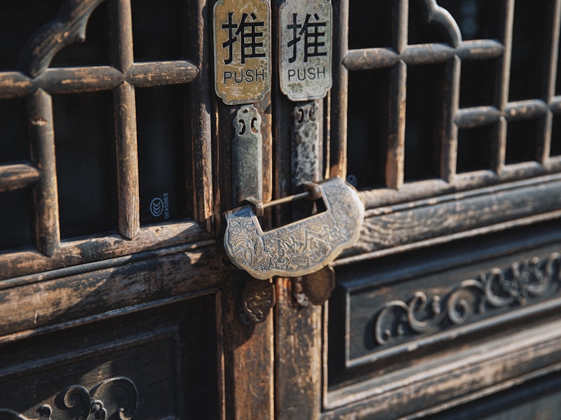 家庭开锁师傅正在用工具开锁