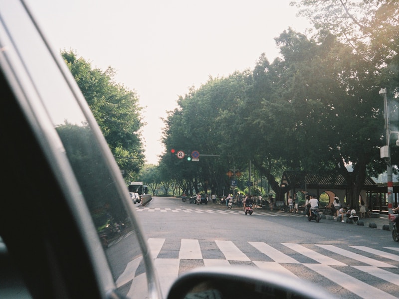 开汽车锁电话附近100米——师傅用气囊和长钩开锁的实拍场景