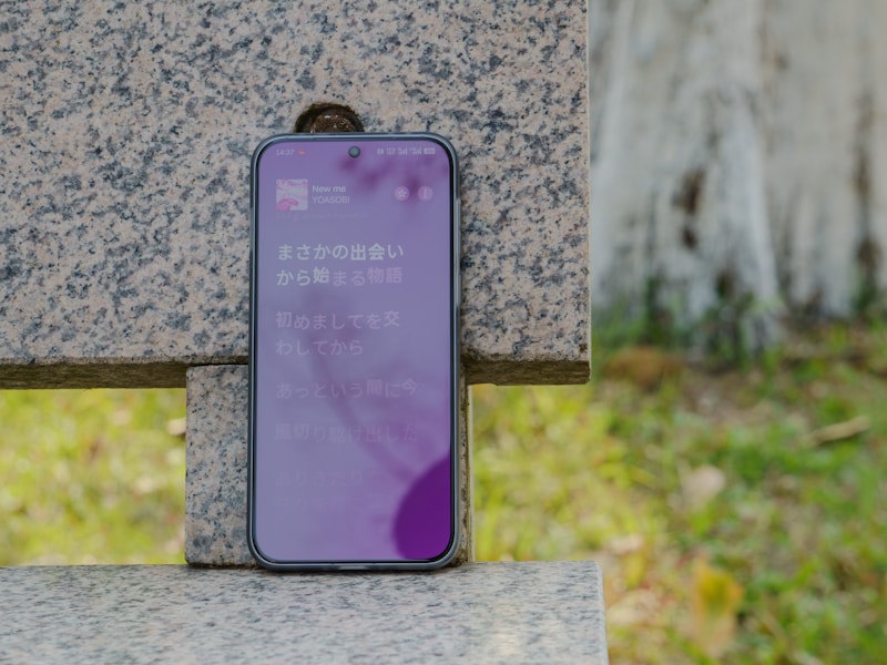 开锁公司电话查询指南:手机屏幕上显示locksmith near me搜索结果