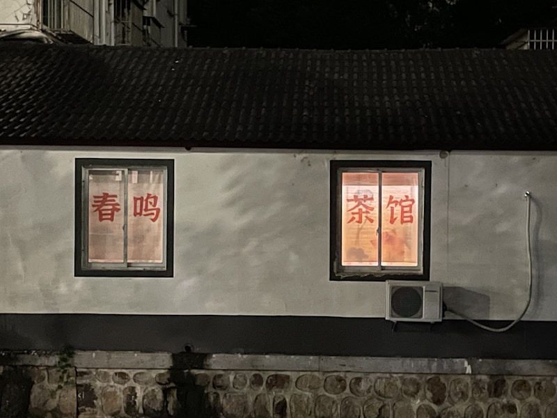 开锁师傅在深夜为居民开锁
