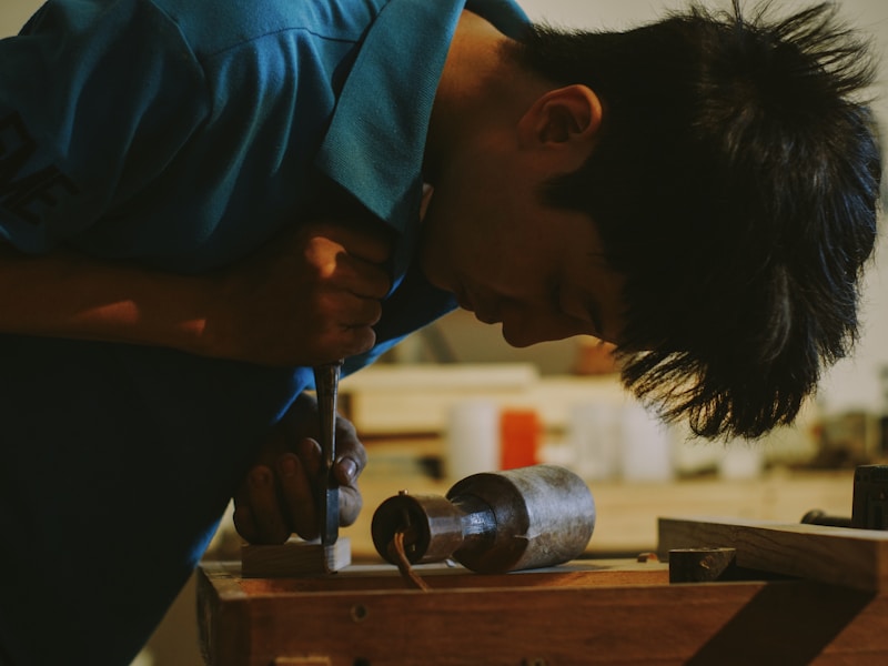 开锁师傅正在使用工具开锁