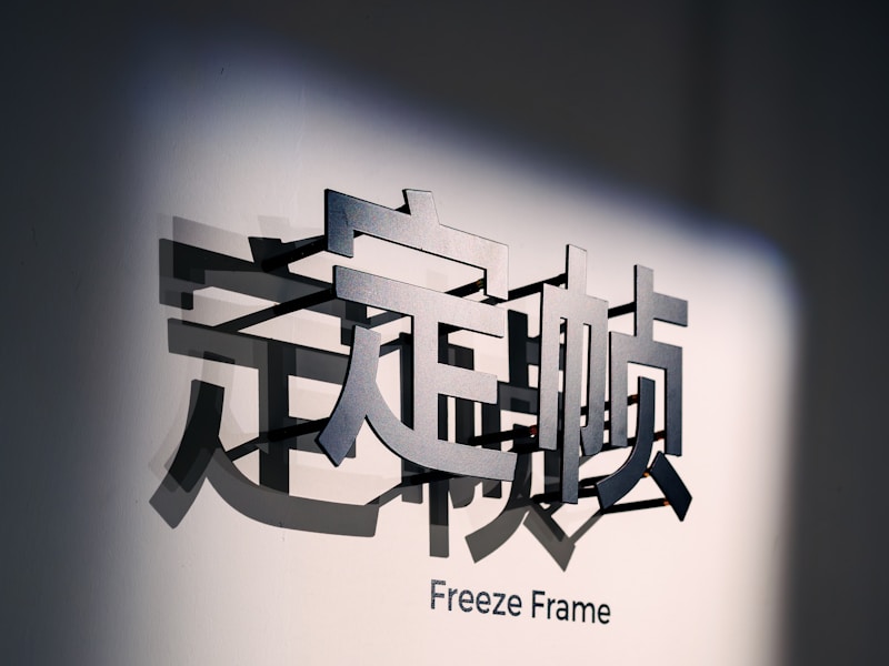 开锁师傅正在用专业工具开锁,旁边停着带公司logo的服务车