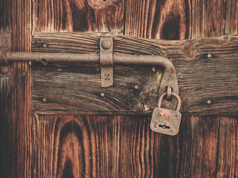 开锁师傅正在用工具打开车门
