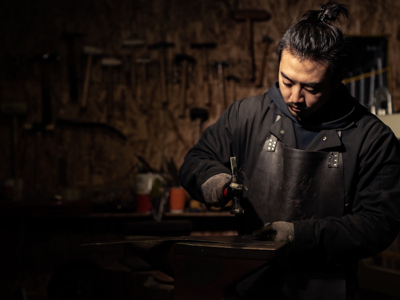 开锁师傅正在用工具打开门锁,穿着工作服,旁边放着工具箱