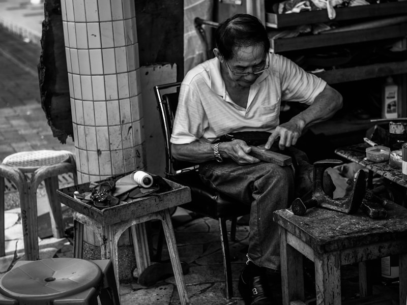 开锁技师正在用工具开启防盗门
