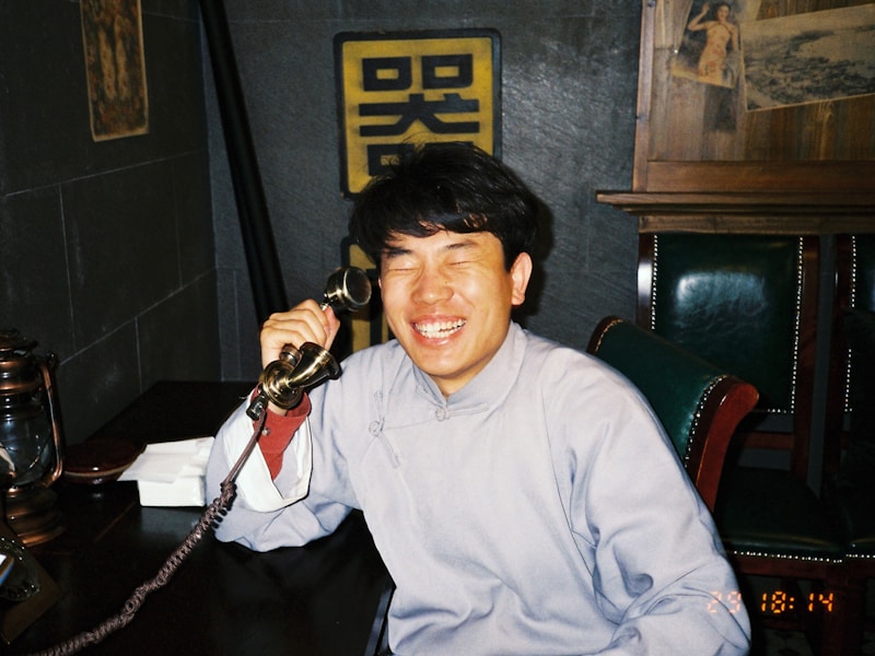 手机搜索附近开锁店电话界面，显示地图和开锁师傅联系方式