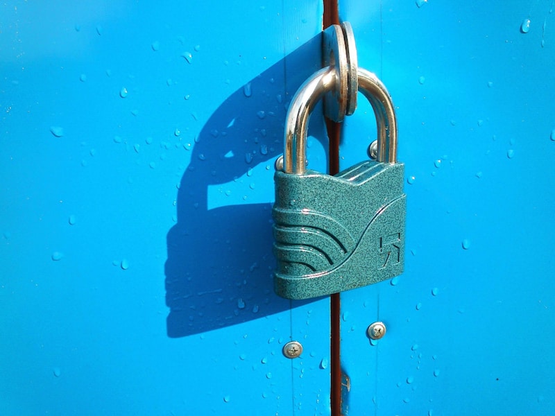 无锡堰桥开锁师傅正在用专业工具开启防盗门锁