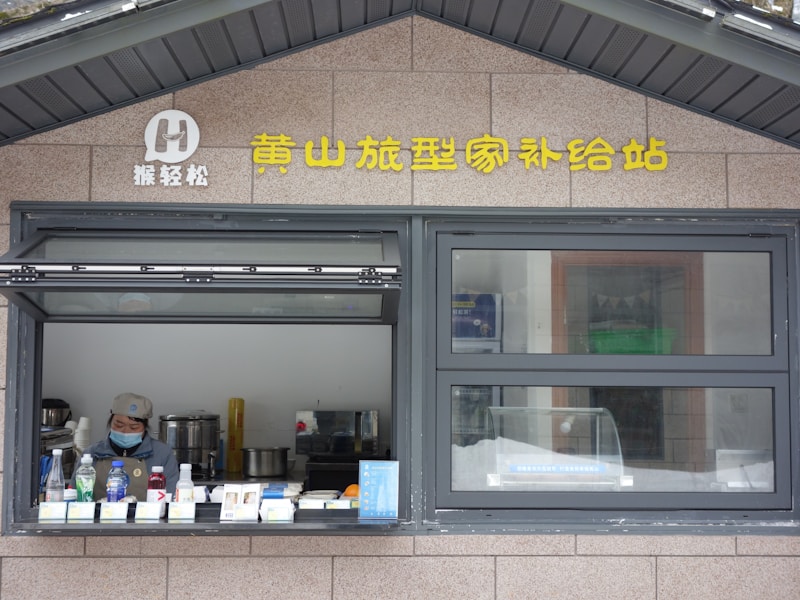 无锡开锁师傅正在使用专业工具开门锁