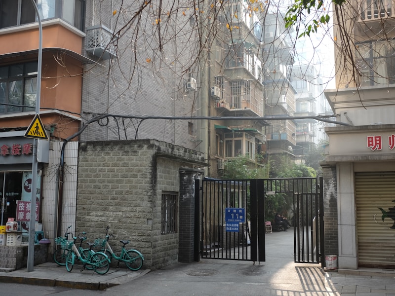 无锡开锁师傅正在用工具开锁,身穿工作服,背景是居民楼