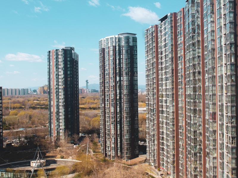 望江县开锁师傅正在用工具开锁,背景是居民楼
