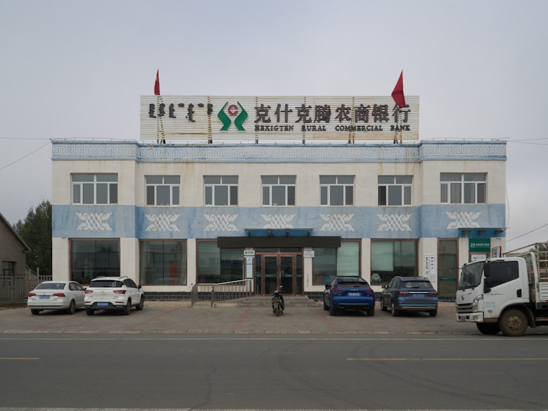 济南市中区开锁师傅正在用专业工具开锁