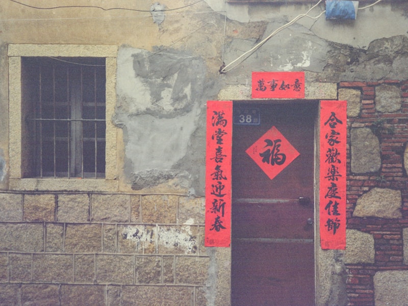 济南槐荫区开锁师傅正在用工具开防盗门