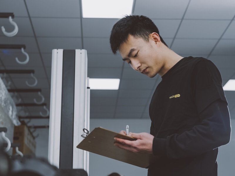 苏州开锁电话附近 师傅正在开锁