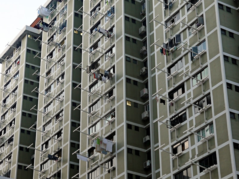 金色城市小区门口，一位开锁师傅正在用专业工具开锁，旁边站着业主，背景是小区住宅楼