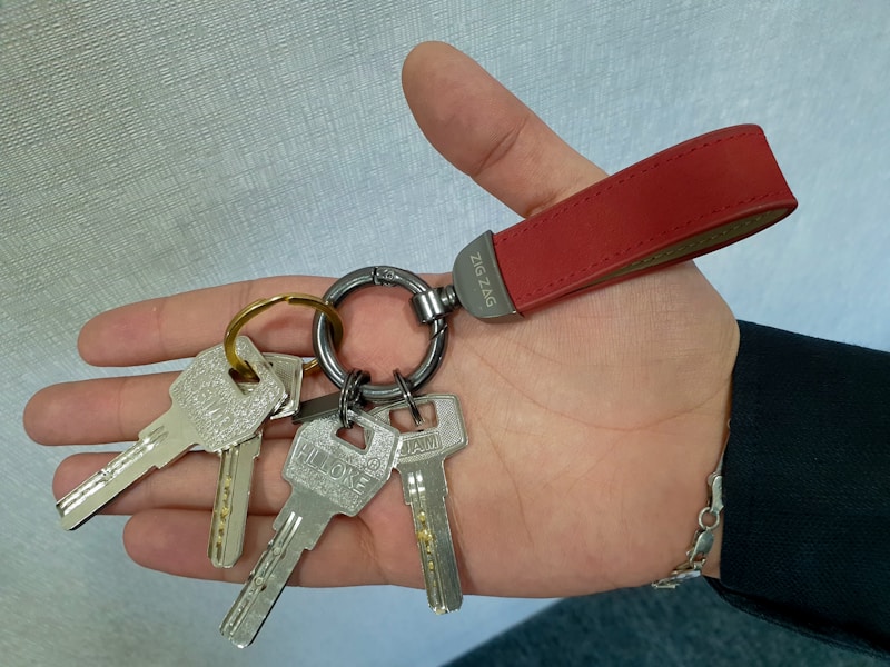 附近配钥匙门店实拍图,展示钥匙复制机器和成品钥匙