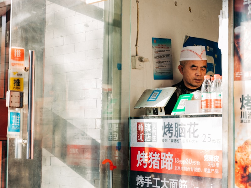麻城开锁电话24小时服务,师傅正在开锁